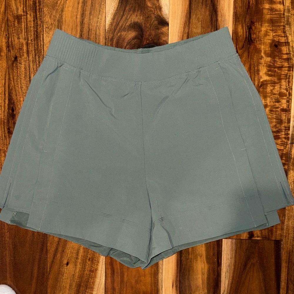 Lululemon Stretch Woven Relaxed Fit High Rise Short 4in size medium